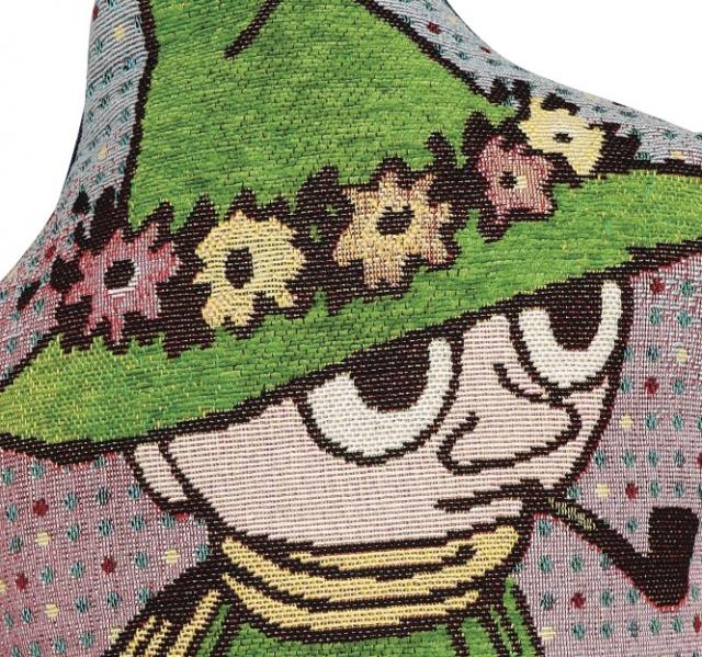 Moomin スナフキン お気に入りのパイプ ダイカットクッション タオル製品をはじめ 寝装品 贈答品 インテリア 雑貨等に至るまで幅広い繊維製品の商品企画 製造 卸販売業務 及び貿易業務を行う総合商社 丸眞株式会社が運営する会員制卸売りサイトです